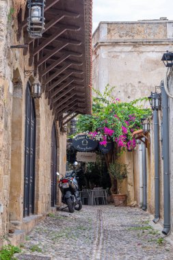 RHODES, GREECE - 20 Ekim 2024: Rhodes, UNESCO 'nun Dünya Mirası Alanı, antik kalıntılar, ortaçağ kaleleri ve güneşten sırılsıklam olmuş plajlar, yıl boyunca ziyaretçileri cezbediyor..