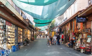 KUSADASI, TURKEY - 21 Ekim 2024: Kusadasi Türkiye 'deki hediyelik eşya dükkanları