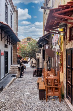 RHODES, GREECE - 20 Ekim 2024: Rodos Yunanistan 'daki Kafeler Sokağı