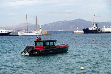 MYKONOS, GREECE - 19 Ekim 2024: Mykonos Yunanistan Limanında Tekneler