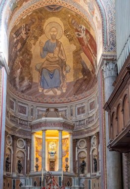 MESSINA, İtalya - 12 Ekim 2024: Messina İtalya 'daki Eski Kilisenin İçi