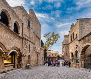 RHODES, GREECE - 20 Ekim 2024: Rodos şehrinde Eski Yol