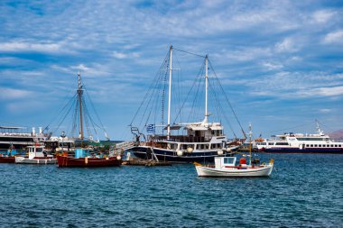 MYKONOS, GREECE - 19 Ekim 2024: Mykonos Yunanistan Limanı 'ndaki yelkenliler