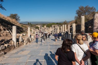 EPHESUS, TURKEY - 21 Ekim 2024: Efes Türkiye 'deki Antik Harabelerde Turistler