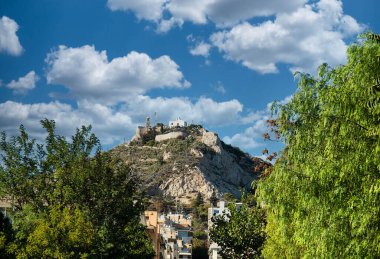 ATENS, GREECE - 18 Ekim 2024: Aziz George Kilisesi ve Atina 'daki Lycabettus Tepesi tepesindeki çan kulesi.