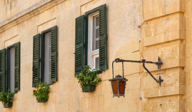 Mdina Malta 'nın Eski Kentinde Pencereler ve Lamba