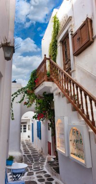 MYKONOS, GREECE - 19 Ekim 2024: Mykonos Yunanistan 'daki Dar Sokak