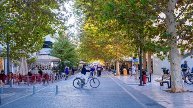 ATENS, GREECE - 18 Ekim 2024: Atina 'daki Pedestrian Caddesi' nde Turistler