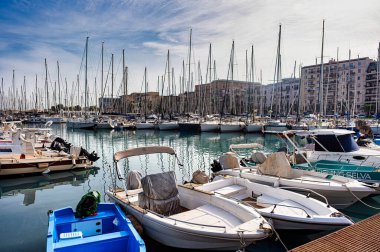 PALERMO, İtalya - 24 Ekim 2024 Palermo İtalya Limanı 'ndaki yelkenliler