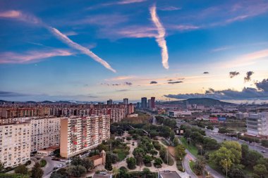 BARCELONA, İspanya - 26 Ekim 2024: İspanya 'da Daire Binalarının Üzerinde Gün Doğumu