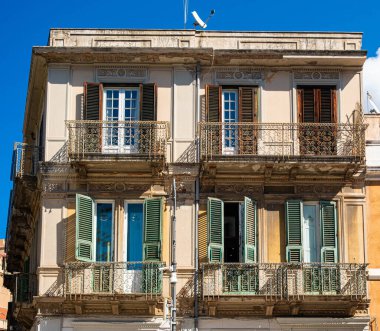 Messina İtalya 'daki Yaşlı Yeşil ve Kahverengi Panjurlar