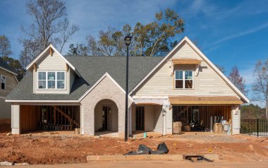 CUMING, GEORGIA - 24 Kasım 2024: 2025 'te yeni ev inşaatı özellikle 55 yaş üstü pazarlarda patlama yaşıyor