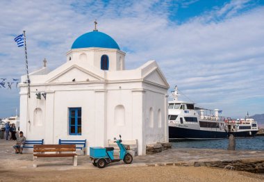 MYKONOS, GREECE - 19 Ekim 2024: Mykonos Yunanistan 'da Mavi Kubbeli Beyaz Kilise