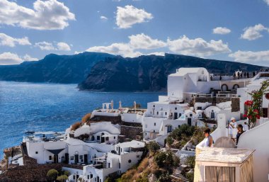 SANTORINI, GREECE - 23 Ekim 2024: Santorini Yunanistan 'daki Hillside' da Beyazlatılmış Binalar