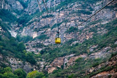 MONTSERRAT, İSPA - 28 Ekim 2024: Santa Maria de Montserrat Manastırı 'na Skylift