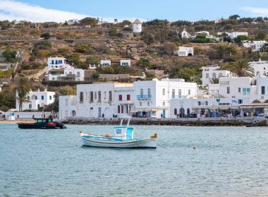 MYKONOS, GREECE - 19 Ekim 2024: Mykonos Yunanistan 'da balıkçı tekneleri