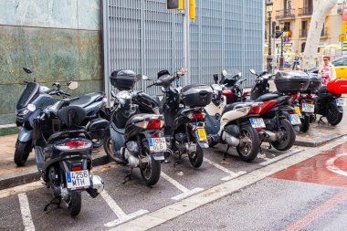 BARCELONA, İspanya - 26 Ekim 2024: Barcelona İspanya 'da Sokak Scooterları
