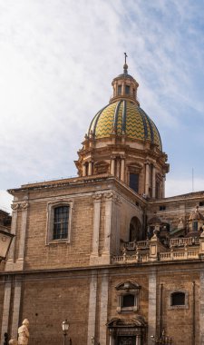 PALERMO, İtalya - 24 Ekim 2024: Palermo İtalya Kilisesi Altın Kubbe