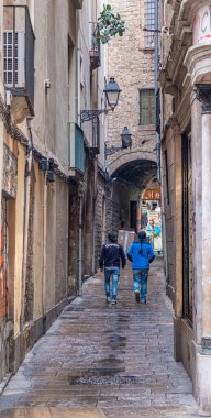 BARCELONA, İSPAN - 26 Ekim 2024: Barselona İspanya Sokak 'ındaki yayalar