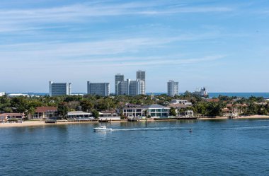 Fort Lauderdale, Florida 'daki Everglades Limanı' ndaki apartman daireleri. 29 Ocak 2025