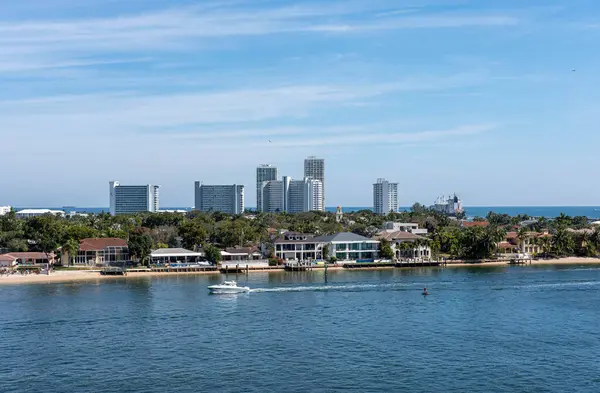 Fort Lauderdale, Florida 'daki Everglades Limanı' ndaki apartman daireleri. 29 Ocak 2025