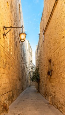 VALLETTA, MALTA - 11 Ekim 2024: Mdina Malta 'da Dar Yol