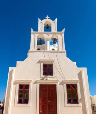 SANTORINI, GREECE - 23 Ekim 2024: Santorini Yunanistan 'da Mavi Kubbe ile Beyazlatılmış Kilise