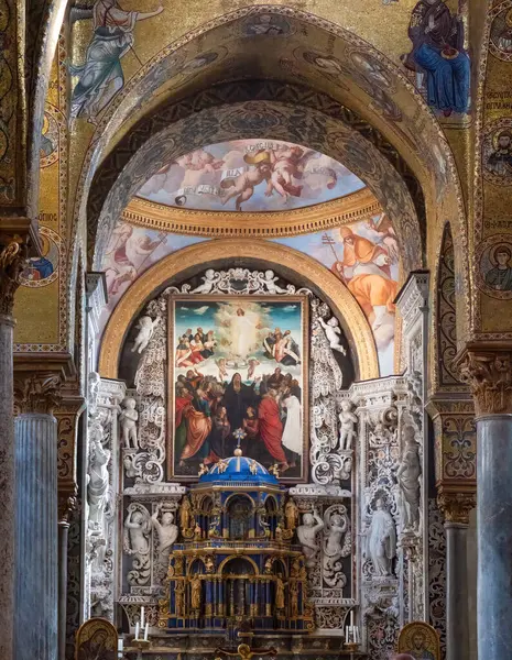 PALERMO, ITALY - 24 Ekim 2024: Santa Maria dell Ammiraglio Kilisesi, yüzyıllar geçtikçe zenginleşen stillerin çeşitliliği ile karakterize edilmiştir.