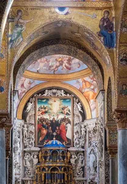 PALERMO, ITALY - 24 Ekim 2024: Santa Maria dell Ammiraglio Kilisesi, yüzyıllar geçtikçe zenginleşen stillerin çeşitliliği ile karakterize edilmiştir.