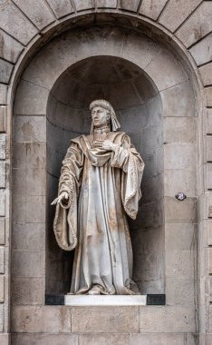 BARCELONA, SPAIN - 26 Ekim 2024: Belediye Binası, Placa de Sant Jaume 'da Juan Hualler Conseller' ın Heykeli