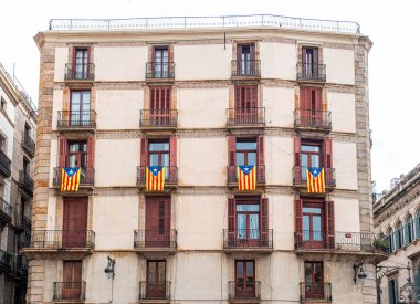 BARCELONA, İspanya - 26 Ekim 2024: Barselona İspanya 'da Dairelere Katalonya Bayrakları