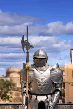 RHODES, GREECE - 20 Ekim 2024: Halberd ile birlikte Rodos şehrinde Zırhlı Takım elbise