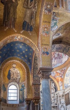 PALERMO, ITALY - 24 Ekim 2024: Santa Maria dell Ammiraglio Kilisesi, yüzyıllar geçtikçe zenginleşen stillerin çeşitliliği ile karakterize edilmiştir.