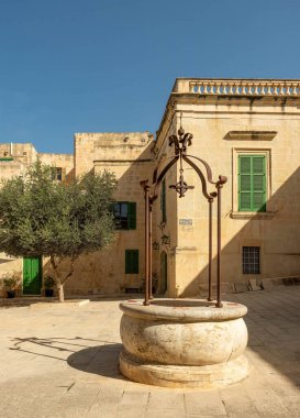 VALLETTA, MALTA - 11 Ekim 2024: Mdina Malta 'nın Eski Kentinde Kamu Fouintain