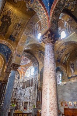 PALERMO, ITALY - 24 Ekim 2024: Santa Maria dell Ammiraglio Kilisesi, yüzyıllar geçtikçe zenginleşen stillerin çeşitliliği ile karakterize edilmiştir.