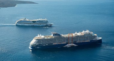 SANTORINI, GREECE - 23 Ekim 2024: Santorini Yunanistan 'ın altında iki Cruise Shjips