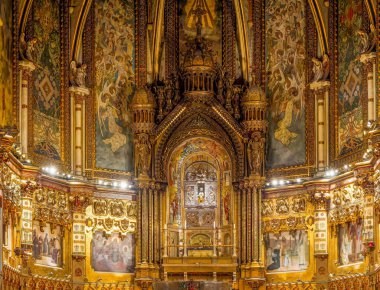 MONTSERRAT, İspanya - 28 Ekim 2024: Santa Maria de Montserrat Manastırı Bazilikası 'nın içi