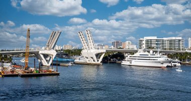 Fort Lauderdale, FLORIDA - 29 Ocak 2025: Fort Lauderdale Florida 'da Everglades Limanı Açık Asma Köprüsü