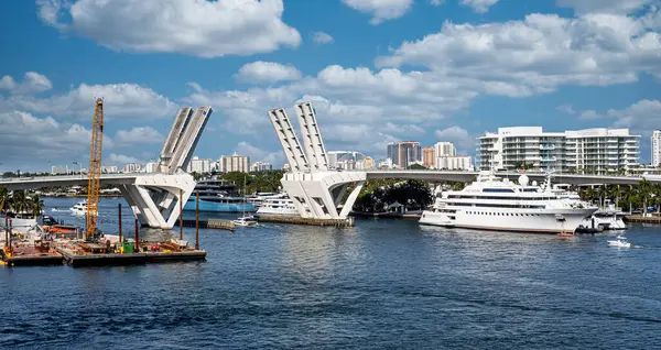 Fort Lauderdale, FLORIDA - 29 Ocak 2025: Fort Lauderdale Florida 'da Everglades Limanı Açık Asma Köprüsü