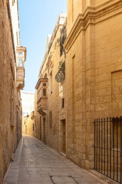 VALLETTA, MALTA - 11 Ekim 2024: Mdina Malta Eski Kasabası Yolu