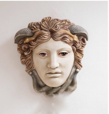MYKONOS, GREECE - 19 Ekim 2024: Mykonos Yunanistan 'da Duvardaki Maske