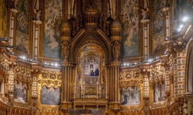 MONTSERRAT, İspanya - 28 Ekim 2024: Santa Maria de Montserrat Manastırı Bazilikası 'nın içi