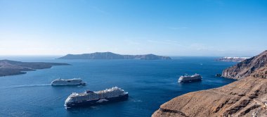 SANTORINI, GREECE - 23 Ekim 2024: Santorini Yunanistan 'da Üç Gemi