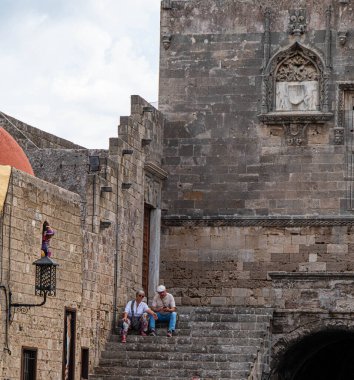 RHODES, GREECE - 20 Ekim 2024: Rodos şehrinde Kalabalığın Üzerinden Adımlar