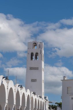 SANTORINI, GREECE - 23 Ekim 2024: Santorini Yunanistan 'daki Çan Kulesi