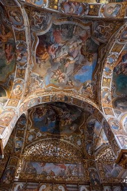 PALERMO, ITALY - 24 Ekim 2024: Santa Maria dell Ammiraglio Kilisesi, yüzyıllar geçtikçe çeşitli sanat, mimari ve kültür zevkleriyle zenginleştirildiği için, karşılaşılan stillerin çeşitliliği ile karakterize edilmiştir..