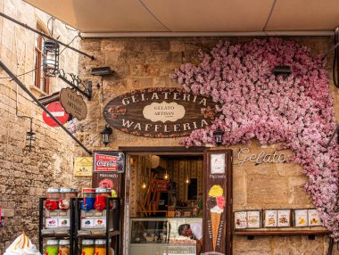 RHODES, GREECE - 20 Ekim 2024: Rodos Yunanistan 'daki Gelateria Waffleria