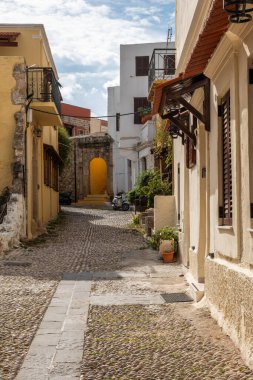 RHODES, GREECE - 20 Ekim 2024: Rhodes, UNESCO 'nun Dünya Mirası Alanı, antik kalıntılar, ortaçağ kaleleri ve güneşten sırılsıklam olmuş plajlar, yıl boyunca ziyaretçileri cezbediyor..