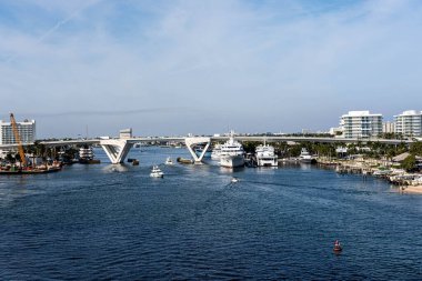 Fort Lauderdale, FLORIDA - 29 Ocak 2025: Fort Lauderdale Florida 'daki Everglades Limanı Kapalı Asma Köprüsü