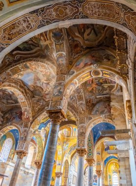 PALERMO, ITALY - 24 Ekim 2024: Santa Maria dell Ammiraglio Kilisesi, yüzyıllar geçtikçe çeşitli sanat, mimari ve kültür zevkleriyle zenginleştirildiği için, karşılaşılan stillerin çeşitliliği ile karakterize edilmiştir..